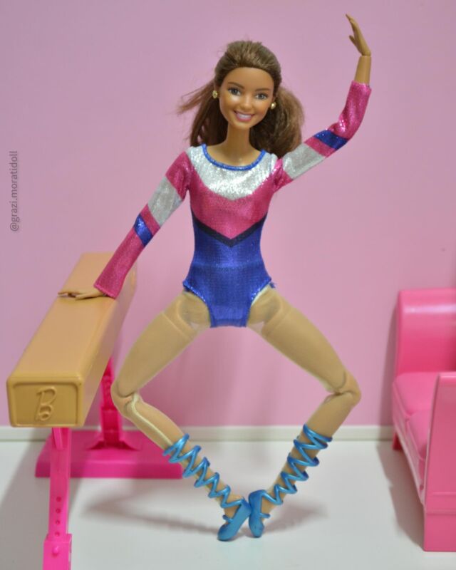 Sorrindo, mas os dedinhos dos pés chorando de ficar nessa pose para sair belíssima na foto. 📸 
.
.
.
#barbiegram #instabarbie #mundoemminiaturas #barbiebrasil #instaboneca #dollgram#instadoll #dolls #dollstagram #dollphotography #barbie #barbiestyle #barbiefashion #barbiedoll #bonecabarbie #barbiedobrasil #mattel #tumblrdoll